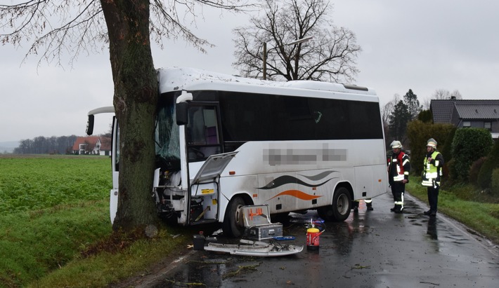 POL-HF: Alleinunfall - Busfahrer kollidiert mit Baum