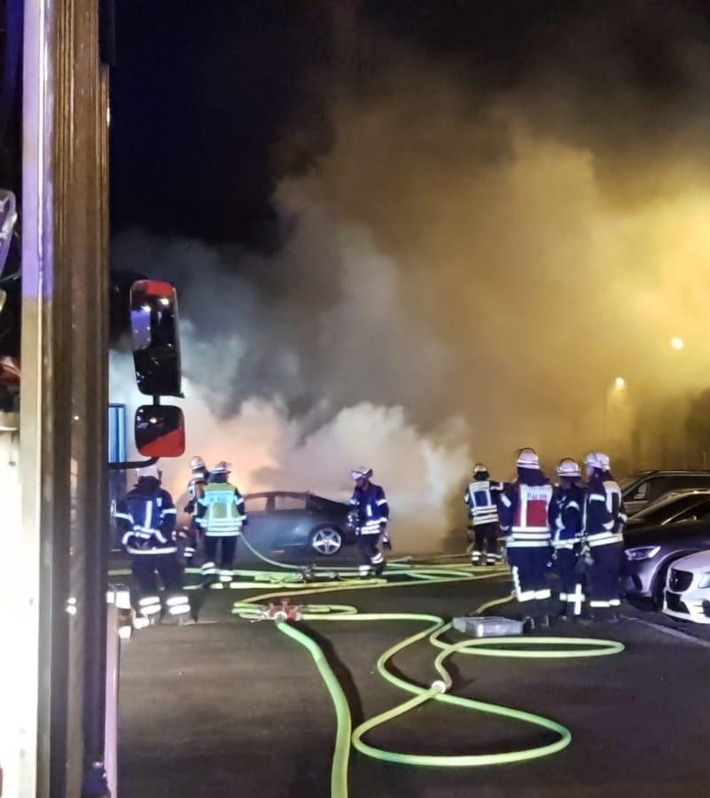 FW-Kiel: Sechs PKW brannten im Gewerbegebiet Wittland