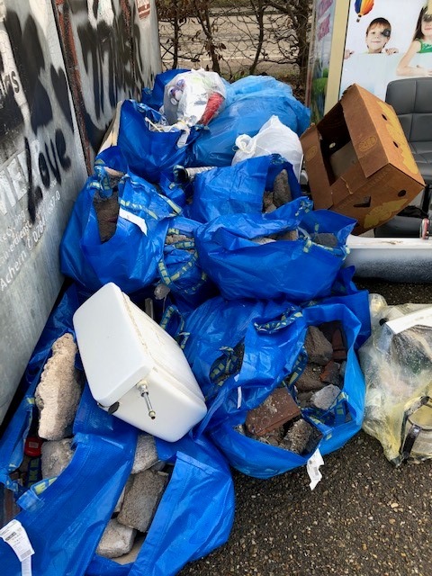 POL-OG: Offenburg - Illegale Ablagerung von Müll, Zeugen gesucht