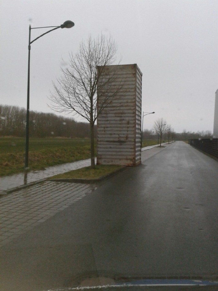 POL-CUX: 40-Fuß-Container hochkant am Straßenrand abgestellt (Bildmaterial) + Achtung: Wieder Betrüger am Telefon aktiv!