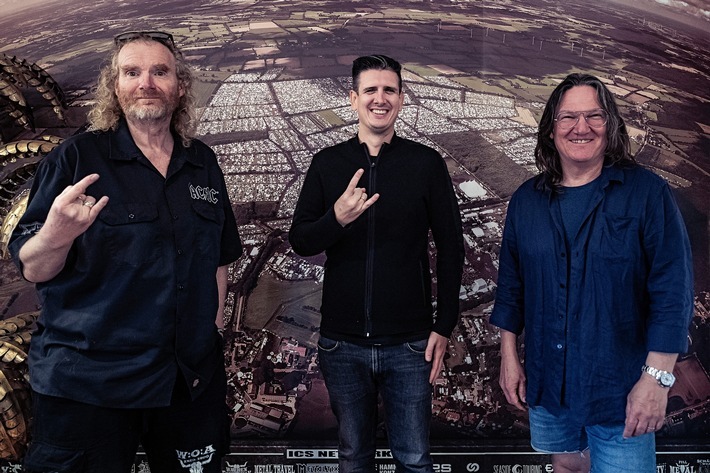 Freuen sich über die neue Partnerschaft: die beiden Wacken-Gründer und Geschäftsführer Holger Hübner und Thomas Jensen (links + rechts) sowie Philipp Raddatz, Geschäftsführer Marketing & Vertrieb bei Drinks & More (Mitte). / Weiterer Text über ots und www.presseportal.de/nr/42000 / Die Verwendung dieses Bildes ist für redaktionelle Zwecke unter Beachtung ggf. genannter Nutzungsbedingungen honorarfrei. Veröffentlichung bitte mit Bildrechte-Hinweis.