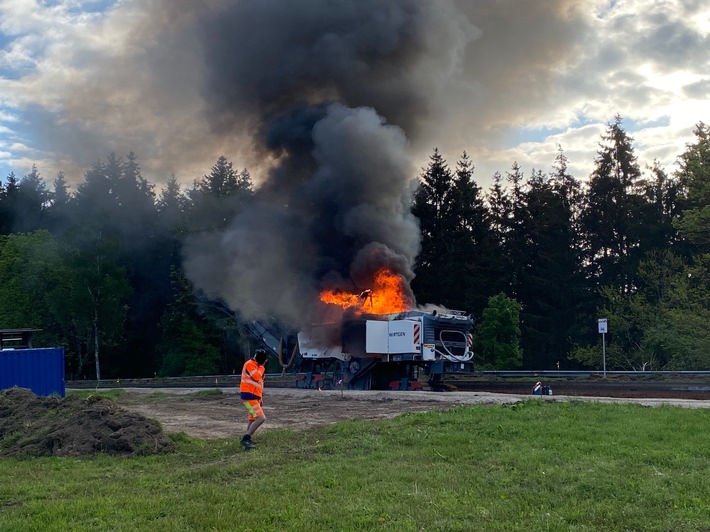 POL-PPTR: Brand einer Baumaschine