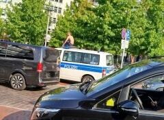 BPOL-FL: NMS - Mann macht es sich auf Streifenwagen der Bundespolizei gemütlich