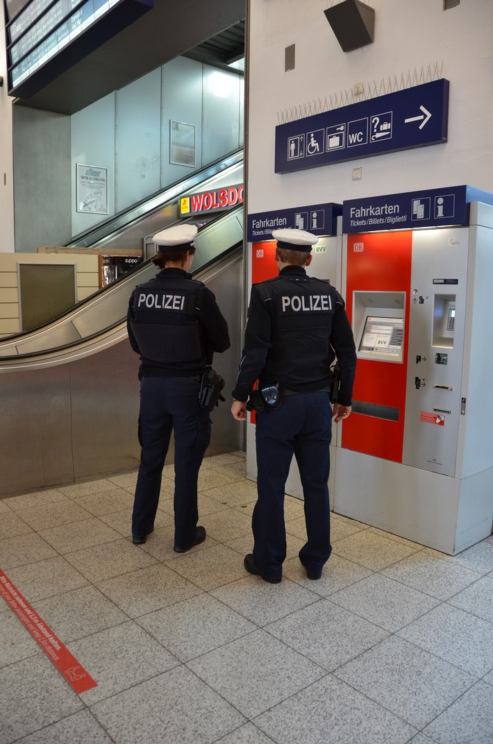 Bundespolizeidirektion München: Mann bittet erst um Hilfe beim Ticketkauf - dann schlägt er zu
