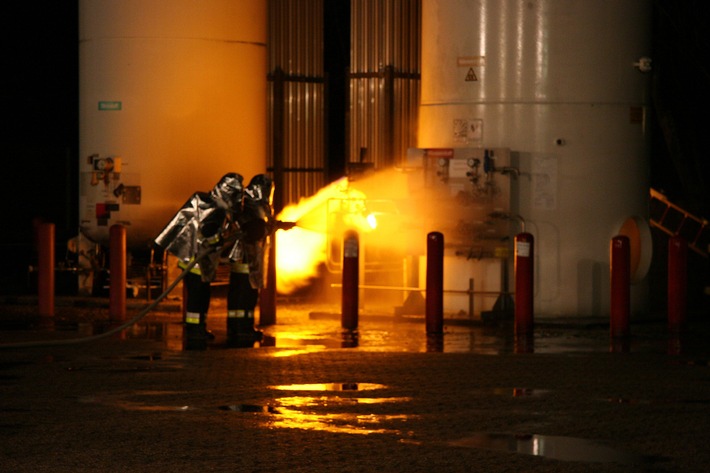 FW-E: Feuer an einem großen Wasserstoffbehälter