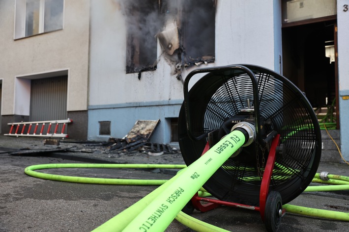 FW-E: Wohnungsbrand in einem Mehrfamilienhaus - gesamter Treppenraum verraucht