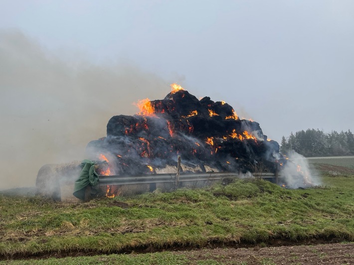 POL-PDKL: Heuballen in Brand - Feuerteufel unterwegs?