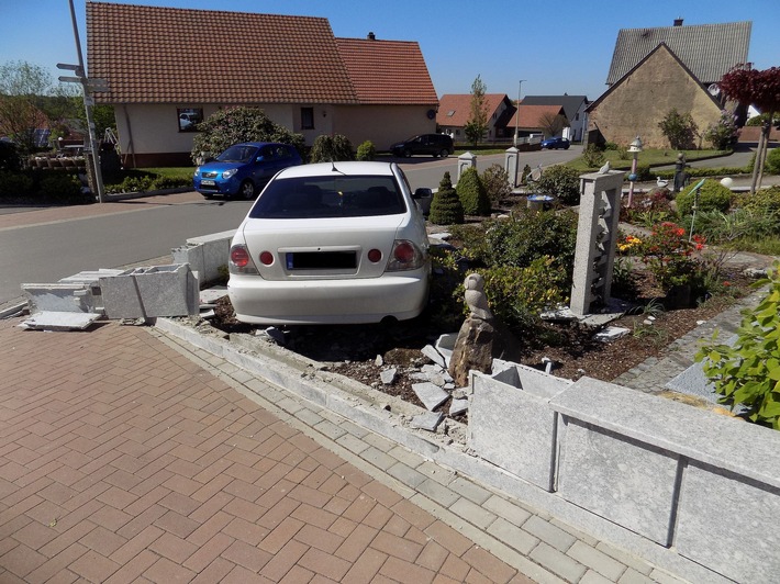 POL-PDPS: Heltersberg - Handbremse vergessen - Fahrzeug schlägt in Mauer ein