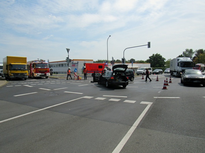 POL-ME: Zwei Verletzte und hoher Sachschaden bei Abbiegeunfall - Erkrath - 2008076