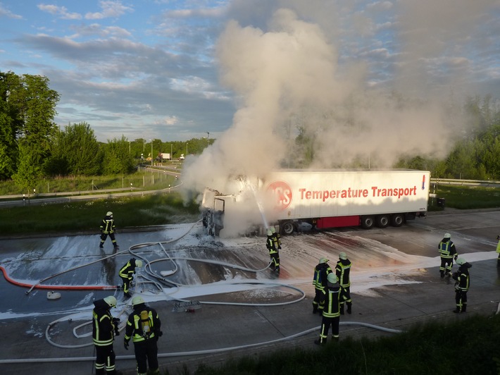 POL-DEL: Autobahnpolizei Ahlhorn: Vollbrand einer Sattelzugmaschine mit hohem Sachschaden auf der A 1 im Bereich der Gem. Cappeln