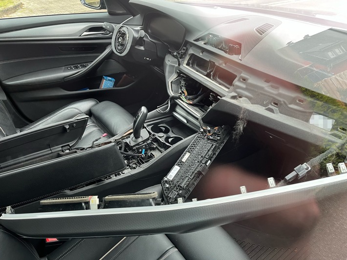 POL-RBK: Bergisch Gladbach - Lenkrad und Infotainmentsystem aus BMW ausgebaut