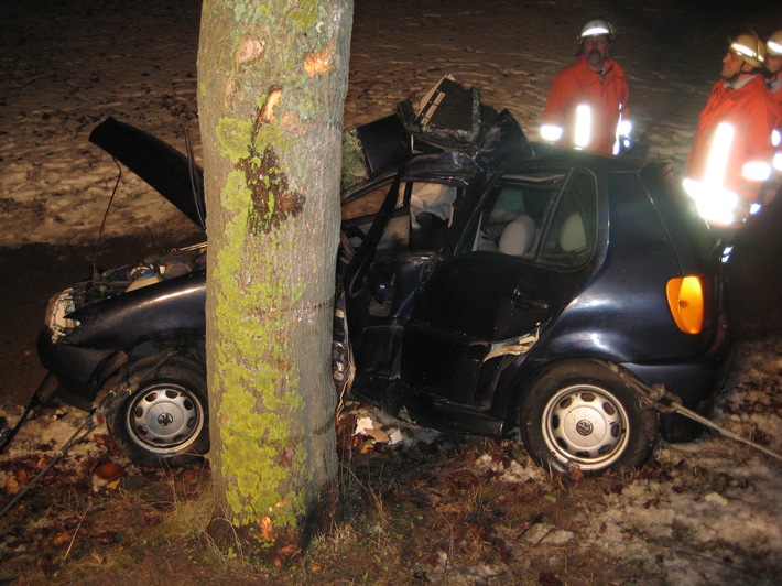 POL-HOL: Auto prallt gegen Baum - Fahrer sofort tot / Kreisstraße bei Dölme mehrere Stunden gesperrt