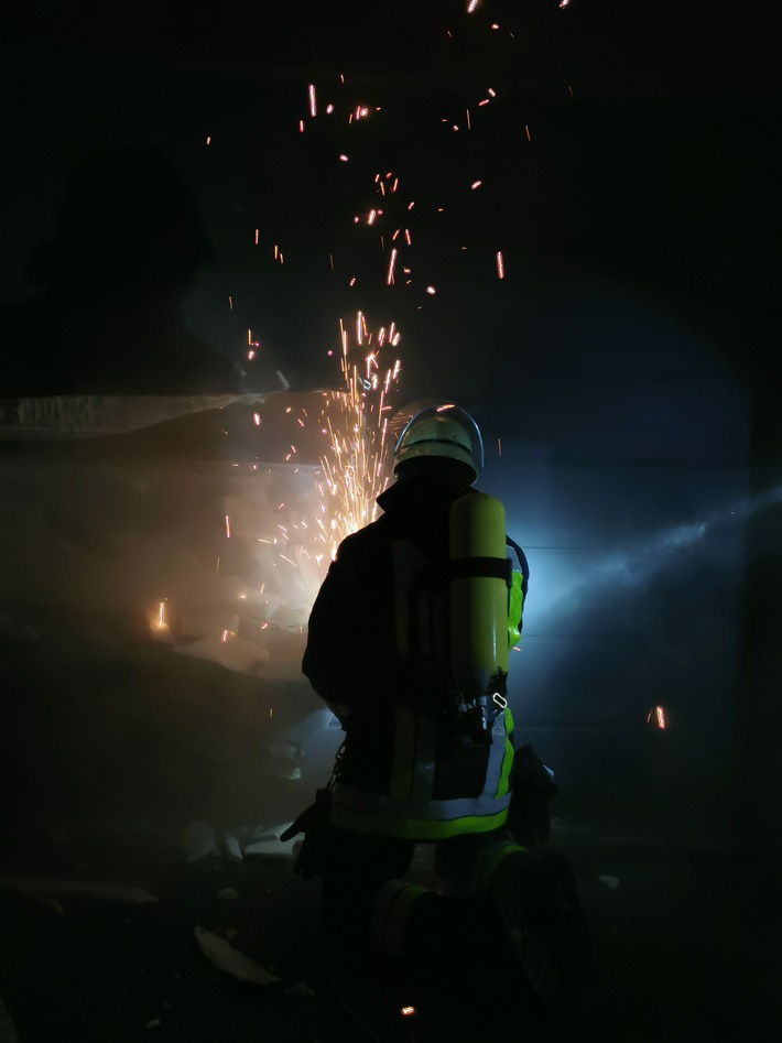 FW-E: Brand in einem Garagenkomplex, keine Verletzten