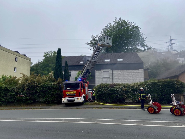 FW-EN: Ausgedehnter Wohnungsbrand in einem Mehrfamilienhaus - Feuerwehr rettet fünf Personen und verhindert Brandausbreitung