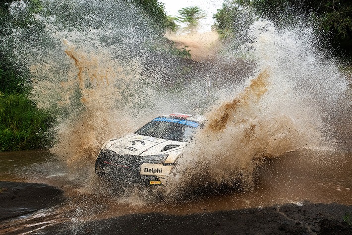 Safari-Rallye Kenia: Škoda Fahrer Kajetan Kajetanowicz meistert Schlammschlacht in Ostafrika und gewinnt erneut die WRC2-Klasse