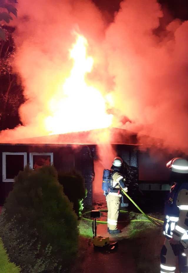 FW Bremerhaven: Feuerwehr löscht bis in die Nacht eine Gartenlaube