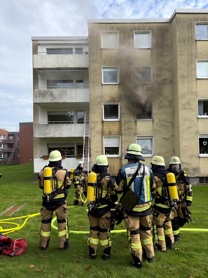 FW-E: Fahrradakkus brennen in einer Wohnung im Mehrfamilienhaus - Fluchtweg für Mieter durch Brandrauch abgeschnitten - Menschenrettung über tragbare Leitern