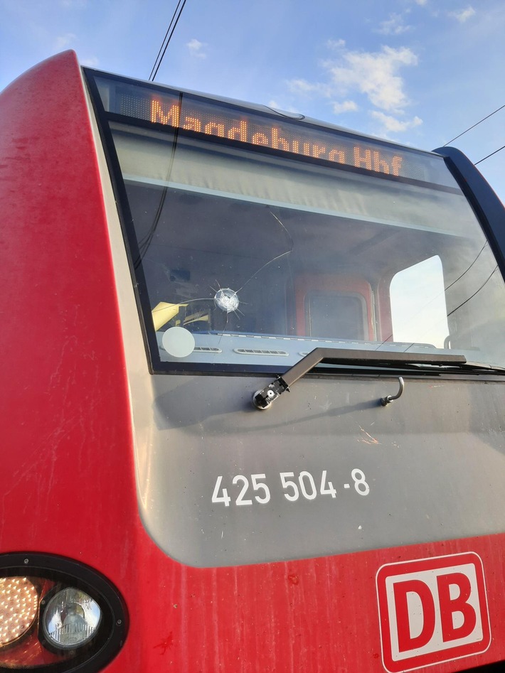 BPOLI MD: Zeugenaufruf der Bundespolizei: Frontscheibe einer S-Bahn mittels Schotterstein beschädigt