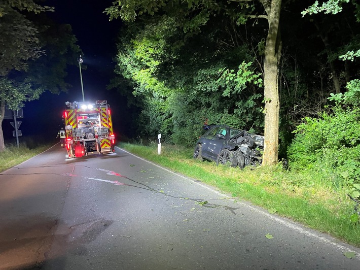 FF Bad Salzuflen: Feuerwehr sucht Mercedesfahrer nach schwerem Unfall in Bad Salzuflen / Rund 40 Kräfte sind am frühen Dienstagmorgen auf der Sylbacher Straße im Einsatz