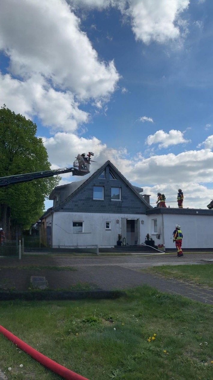 FW Neumünster: Dachstuhlbrand im Stadtteil Wittorf - Feuerwehr verhindert Schlimmeres