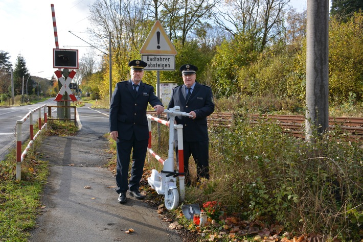 POL-ME: In Gedenken an verunglückten 48-Jährigen: "Ghost E-Scooter" an Bahnübergang aufgestellt - Velbert - 2311030