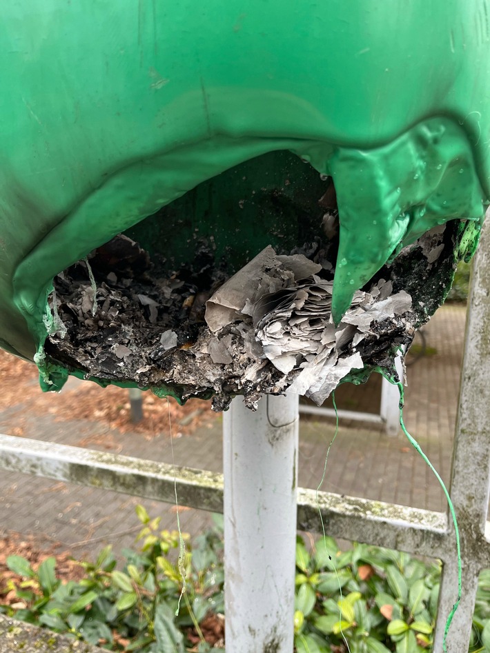 POL-NE: Unbekannter setzt Abfallbehälter in Brand