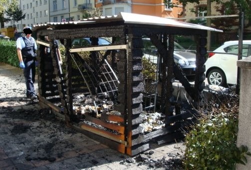 POL-FR: Freiburg-Stadtgebiet (Oberau): Mülleimer-Stellplatz abgebrannt - Polizei geht von Brandstiftung aus und sucht Zeugen