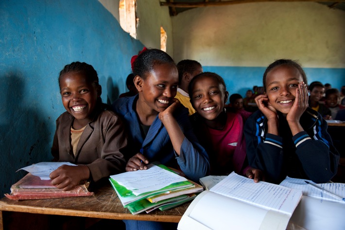 Schenken Sie doch mal eine Schulbank mit Tisch - Ein Geschenketipp für Weihnachten von der Stiftung Menschen für Menschen - Karlheinz Böhms Äthiopienhilfe