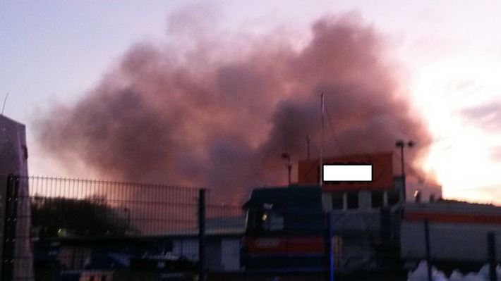 FW-Stolberg: Großbrand in einer Firma für Abfallwirtschaft im Gewerbegebiet Steinfurt / Ausfall Notrufleitung 112 / Kind in Baum