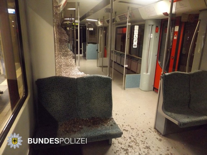 BPOLD-B: Scheibe in S-Bahn zerstört