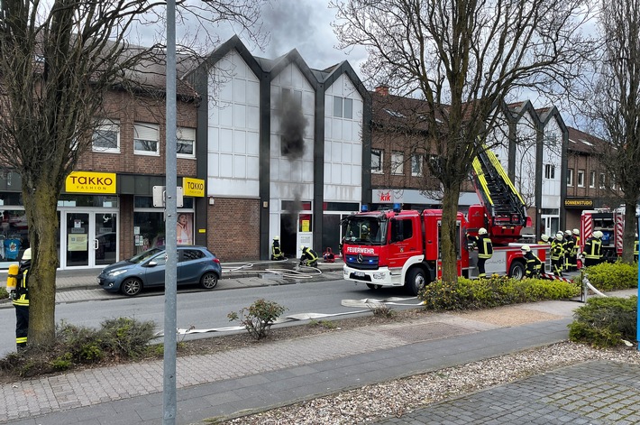 FF Goch: Kellerbrand - 5 Personen kamen ins Krankenhaus / Feuerwehrmann bei Löscharbeiten verletzt