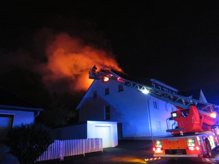 FW-E: Dachstuhlbrand in Mehrfamilienhaus, großer Sachschaden, jedoch keine Verletzten