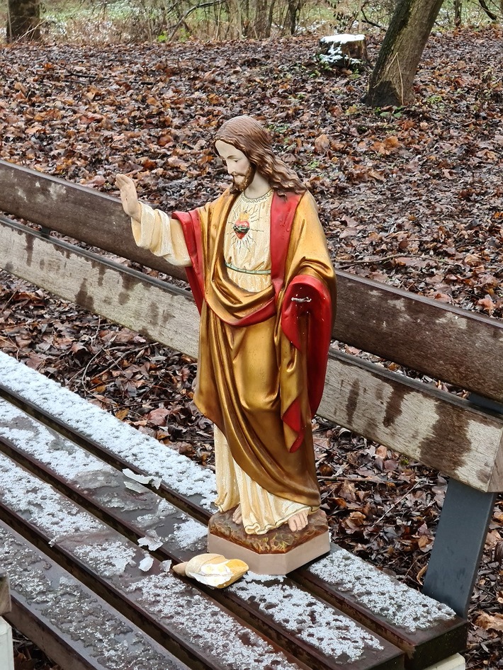 POL-AA: Rems-Murr-Kreis: Sachbeschädigung, Werkzeug entwendet, Jesus-Figur gefunden - Besitzer gesucht