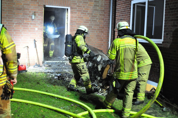 POL-STD: Einbrecher in Buxtehuder Kindertagesstätte, Einbrecher im Alten Land, Nach Küchenbrand Einfamilienhaus unbewohnbar