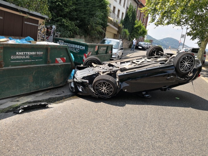 POL-PDNW: Cabrio landet auf Fahrzeugoberseite - Totalschaden