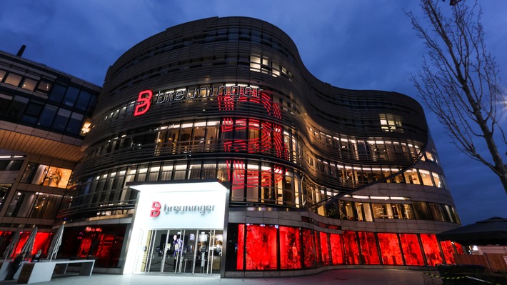 Düsseldorfer Flagship Store leuchtet in Rot / Breuninger mahnt zur Öffnung des Handels