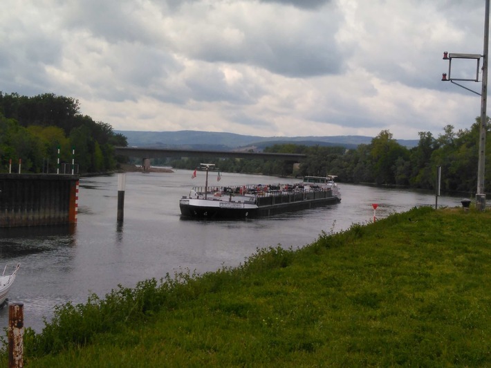 PP-ELT: Tankmotorschiff fährt sich am Industriehafen Mainz fest