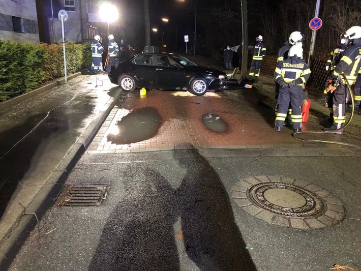 FW-EN: PKW fährt vor einem Baum