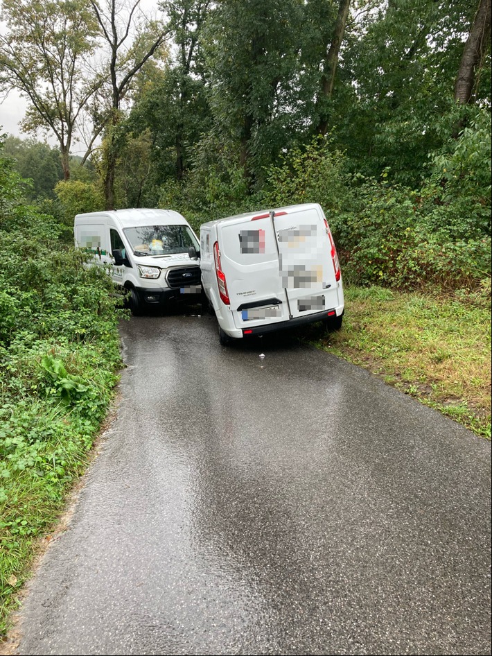 POL-ME: Paketdienstfahrzeuge stoßen frontal zusammen - Ratingen - 2209077