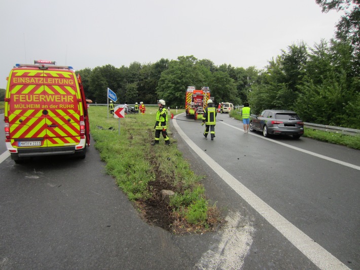 FW-MH: Verkehrsunfall mit zwei Verletzten auf der Bundesautobahn A40