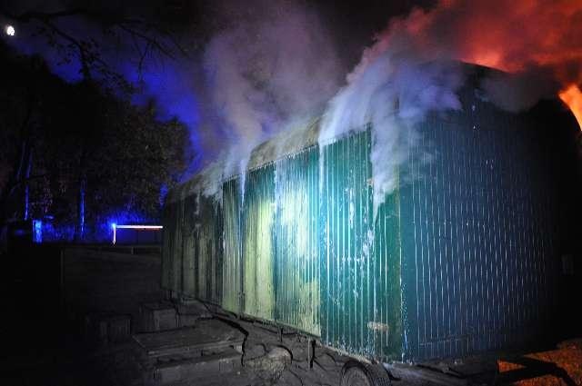 POL-OS: Osnabrück/Kalkhügel: Zwei Bauwagen auf Grünfläche in Brand geraten - Polizei ermittelt wegen Brandstiftung