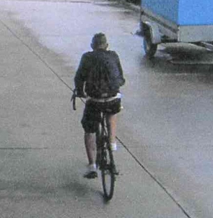 POL-BO: Bierdosen-Radfahrer touchiert Auto und flüchtet: Wer kennt diesen Mann?