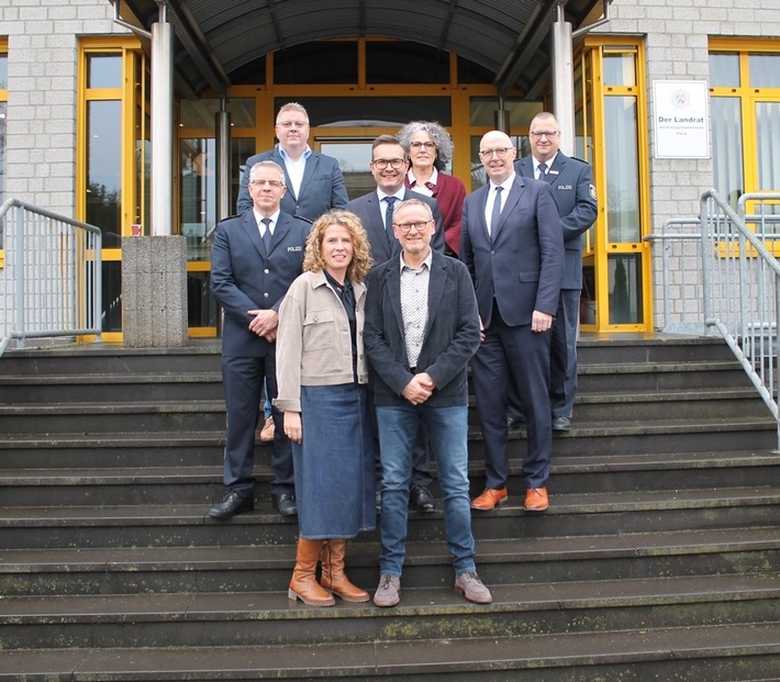 POL-KLE: Kreis Kleve - Erster Polizeihauptkommissar Thomas Jäger im Ruhestand / Leiter der Polizeiwache Geldern in Kleve feierlich verabschiedet