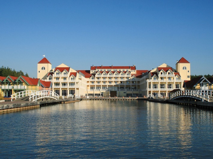 Das Precise Resort Hafendorf Rheinsberg befindet sich im Süden der Mecklenburgischen Seenplatte, inmitten einer wunderschönen Seenlandschaft. Es bietet einen Liegeplatz im malerischen Hafen, einen Boots- und Yachtverleih, einen Privatstrand, eine 2.500 m² große Wellness-Lounge, ein Konferenzzentrum und verschiedene Speiselokale. / Weiterer Text über ots und www.presseportal.de/nr/133433 / Die Verwendung dieses Bildes ist für redaktionelle Zwecke unter Beachtung ggf. genannter Nutzungsbedingungen honorarfrei. Veröffentlichung bitte mit Bildrechte-Hinweis.
