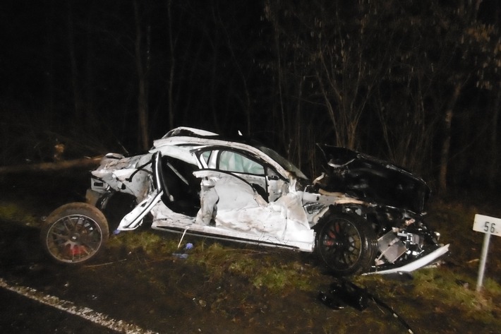 POL-GÖ: (188/2019) Schwerer Unfall auf der B 243 bei Osterode - Mercedesfahrer leicht, Beifahrerin vermutlich schwer verletzt