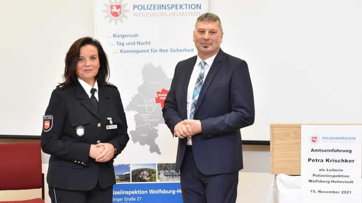 POL-BS: Polizeipräsident Michael Pientka führt Polizeidirektorin Petra Krischker in das Amt als Leiterin der Polizeiinspektion Wolfsburg-Helmstedt ein