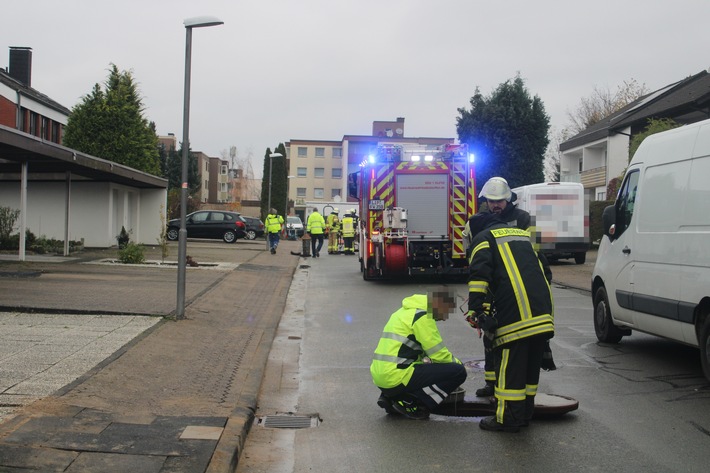 FF Bad Salzuflen: Neun Häuser im Sperberweg nach Gasaustritt evakuiert / Rund 15 Betroffene kommen in Bullis und einem mobilen Aufenthaltsraum unter