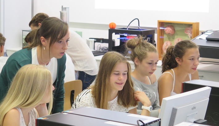 Hertie-Stiftung und Goethe-Universität entwickeln "VirtualBrainLab" für Unterricht und Homeschooling / Schülerinnen im digitalen Schülerlabor Neurowissenschaften (Goethe-Universität Frankfurt/Didaktik der Biowissenschaften). Weiterer Text über ots und www.presseportal.de/nr/9400 / Die Verwendung dieses Bildes ist für redaktionelle Zwecke honorarfrei. Veröffentlichung bitte unter Quellenangabe: "obs/Gemeinnützige Hertie-Stiftung"