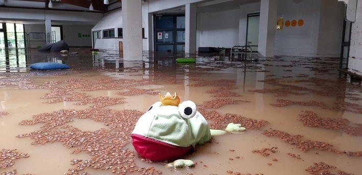 Die Paul-Klee-Schule in Leichlingen, NRW, gehört zu den Spendenempfängern. Die Schule für Kinder und Jugendliche mit schweren körperlichen und geistigen Behinderungen stand 1,75m unter Wasser, so dass nicht nur Bausubstanz, sondern auch alle Therapiegeräte und Einrichtungsgegenstände zerstört wurden. / Weiterer Text über ots und www.presseportal.de/nr/158493 / Die Verwendung dieses Bildes ist für redaktionelle Zwecke unter Beachtung ggf. genannter Nutzungsbedingungen honorarfrei. Veröffentlichung bitte mit Bildrechte-Hinweis.