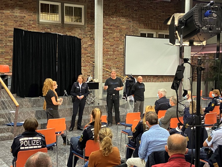 POL-LB: "Hallo Oma - ich brauch Geld! Tatort Telefon" - Premiere der Neufassung des Präventionstheaters in Kornwestheim